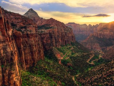Zion National Park Travel Guide: Best Hikes, Viewpoints, Where to Stay & Local Tips