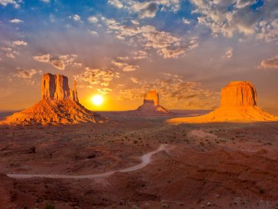 Monument Valley Travel Guide: Best Viewpoints, Things to Do, Prices & Local Tips